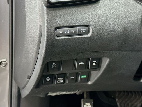 Used 2018 Nissan Rogue SV w/ Premium Package AWD/4WD image 17