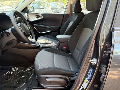 Used 2025 Kia Soul LX w/ LX Technology Package FWD image 24