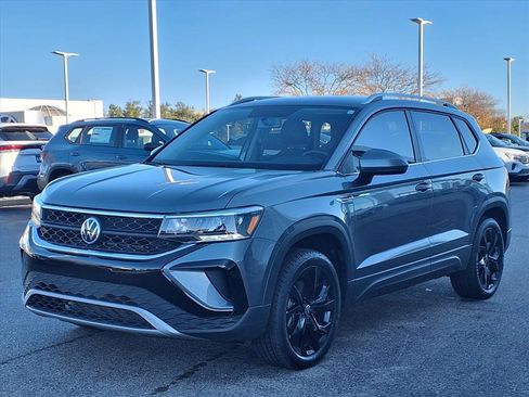 Certified 2022 Volkswagen Taos SE image 2