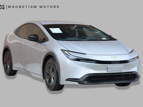 Used 2024 Toyota Prius LE FWD image 7