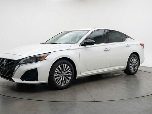 Used 2025 Nissan Altima 2.5 SV image 3
