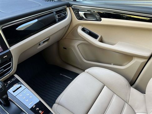 Used 2025 Porsche Macan image 31