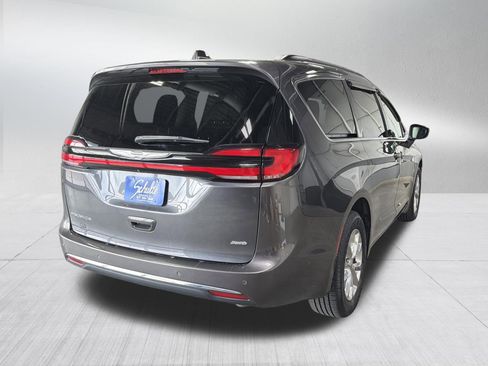 Used 2022 Chrysler Pacifica Touring-L w/ Uconnect Theater Family Group AWD/4WD image 7