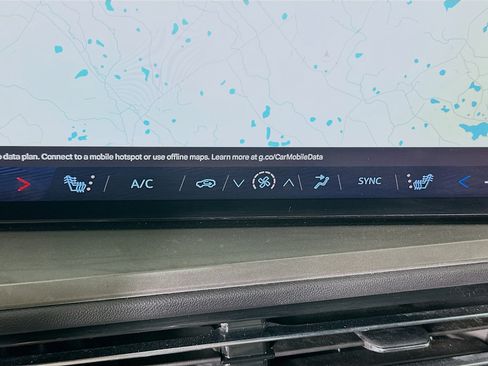 Used 2025 Chevrolet Traverse LT image 24