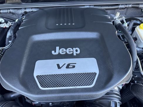 Used 2015 Jeep Wrangler Unlimited Sahara w/ Dual Top Group image 28