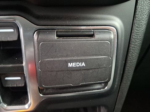 Used 2025 Jeep Wrangler Unlimited Sahara image 22