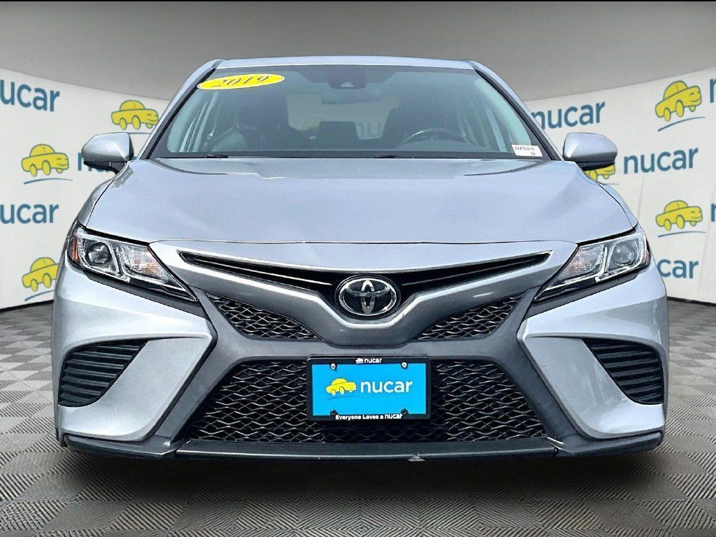 Used 2019 Toyota Camry SE FWD image 2