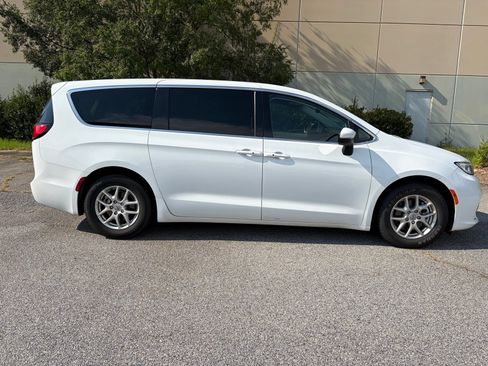 Used 2023 Chrysler Pacifica Touring-L FWD image 7