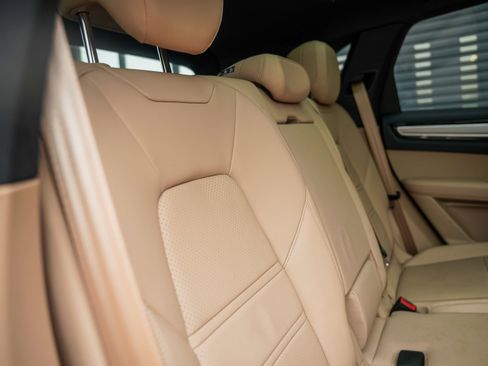 Certified 2022 Porsche Cayenne Platinum Edition image 32