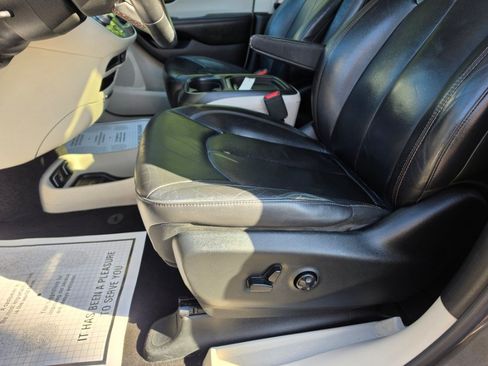 Used 2017 Chrysler Pacifica Touring-L FWD image 25