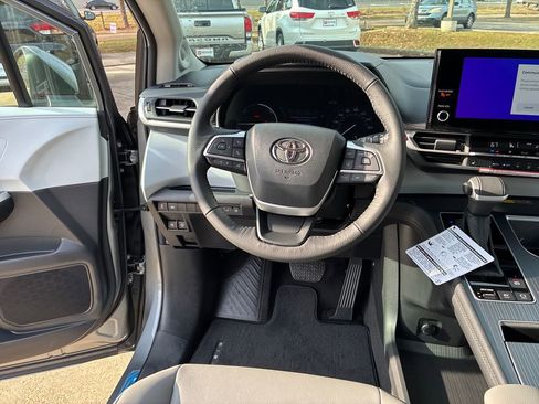 New 2026 Toyota Sienna XLE image 21
