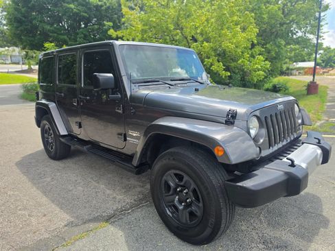 Used 2014 Jeep Wrangler Unlimited Sahara w/ Dual Top Group AWD/4WD image 3