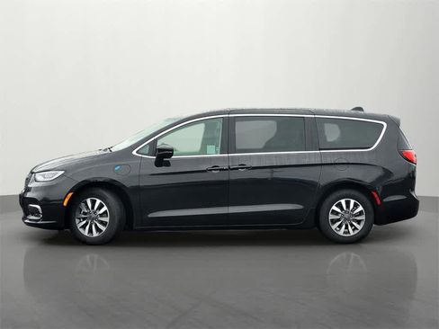 Used 2023 Chrysler Pacifica Touring-L image 3