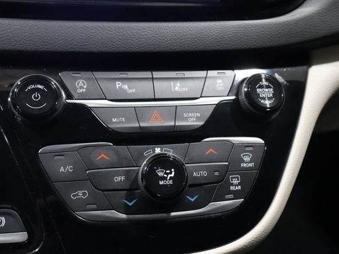 Certified 2024 Chrysler Pacifica Touring-L image 28