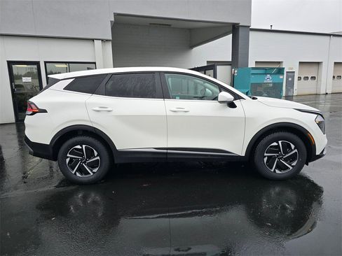 Used 2023 Kia Sportage LX image 3