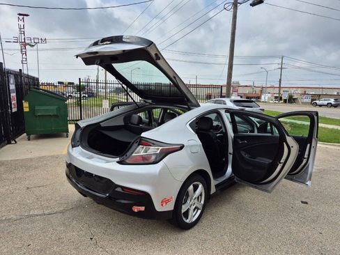 Used 2017 Chevrolet Volt LT w/ Comfort Package FWD image 9