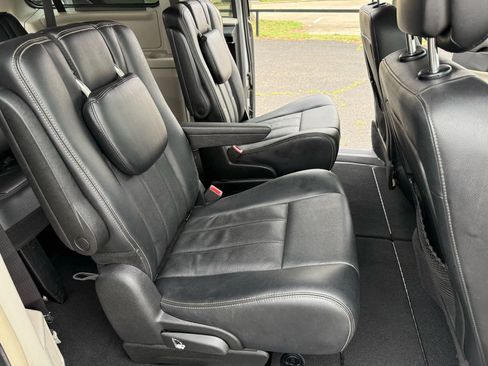 Used 2012 Chrysler Town & Country Touring-L w/ Entertainment Group #2 image 23