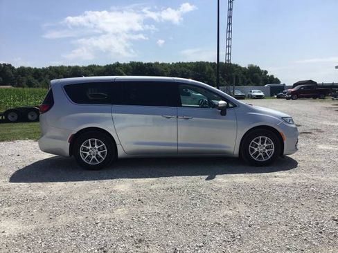 Used 2023 Chrysler Pacifica Touring-L FWD image 2