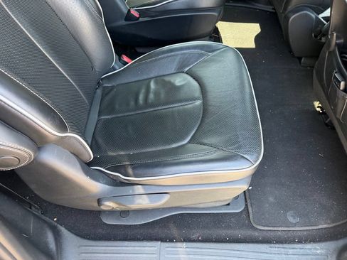 Used 2020 Chrysler Pacifica Limited w/ Advanced Safetytec Group FWD image 19