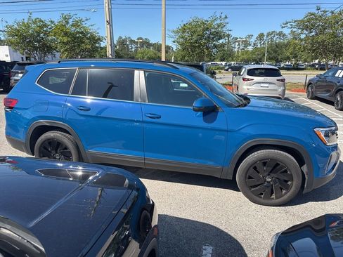 Used 2025 Volkswagen Atlas SE w/ Panoramic Sunroof Package FWD image 12