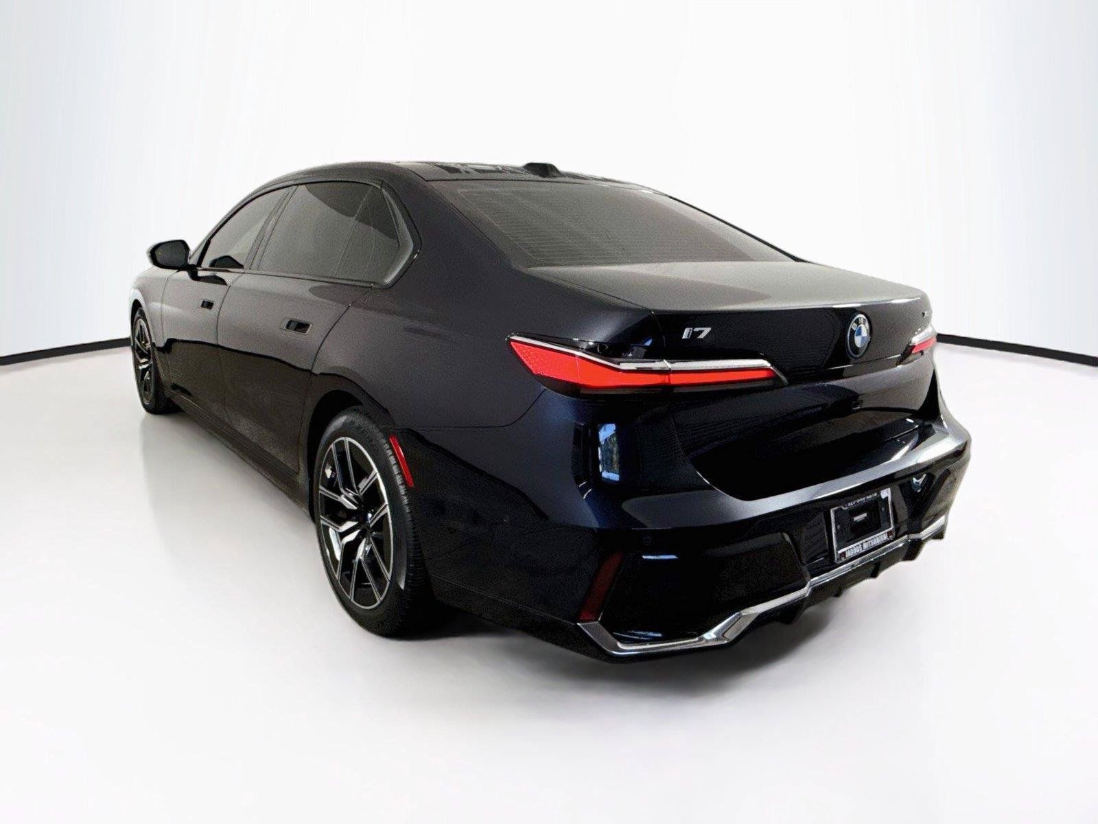 Used 2023 BMW i7 xDrive60 w/ Executive Package 2 AWD/4WD image 3