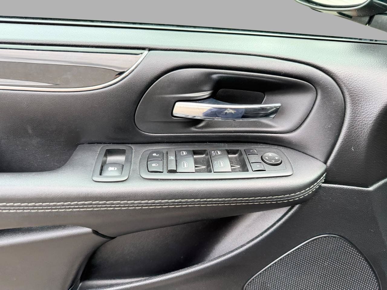 Used 2017 Dodge Grand Caravan SXT w/ Driver Convenience Group FWD image 17
