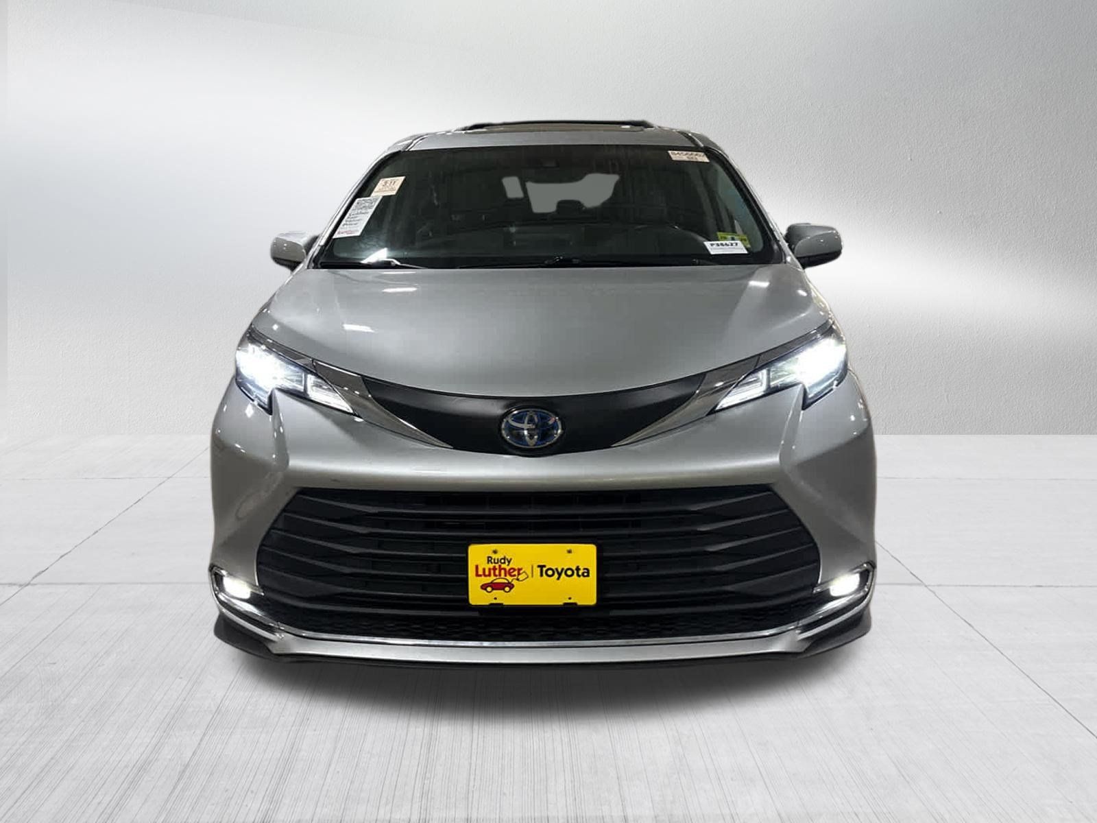 Used 2021 Toyota Sienna XLE AWD/4WD image 2