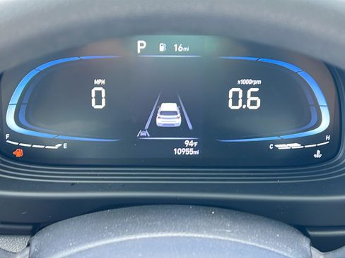 Used 2024 Hyundai Venue SE FWD image 21