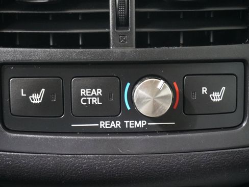 Used 2016 Toyota Avalon Limited image 13