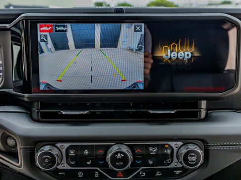 Used 2024 Jeep Gladiator Rubicon AWD/4WD image 25