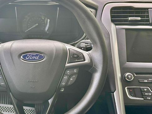 Used 2017 Ford Fusion SE w/ Fusion SE Technology Package FWD image 25