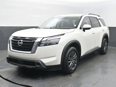 Used 2024 Nissan Pathfinder SV image 4