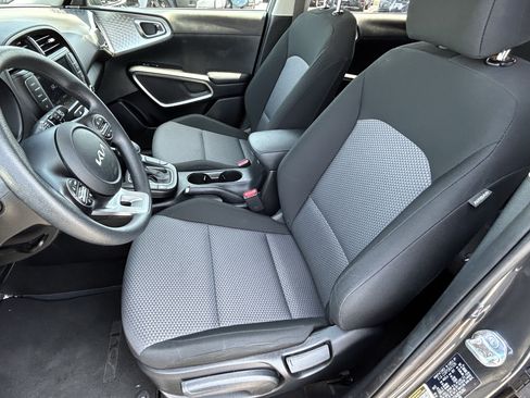 Used 2025 Kia Soul LX FWD image 14