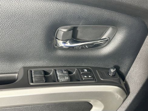 Used 2022 Nissan Titan SV w/ SV Convenience Package image 22