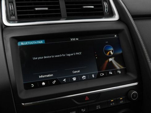 Used 2019 Jaguar E-PACE R-Dynamic SE image 27