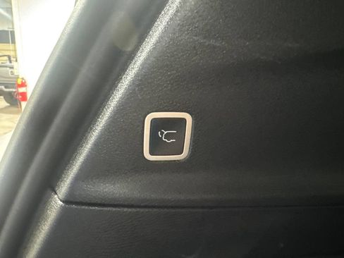 Used 2026 Chrysler Pacifica Limited FWD image 38