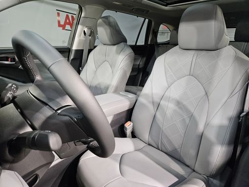 New 2026 Toyota Highlander Platinum AWD/4WD image 12