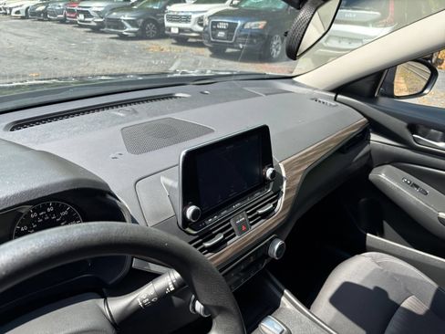 Used 2025 Nissan Altima 2.5 SV FWD image 17