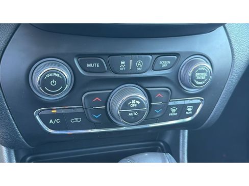 Used 2022 Jeep Cherokee Latitude Lux AWD/4WD image 23