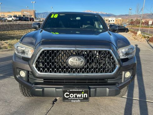 Used 2018 Toyota Tacoma TRD Off-Road image 2