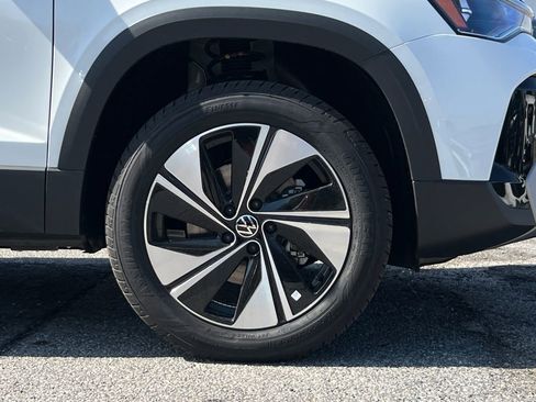 New 2026 Volkswagen Taos SE image 6