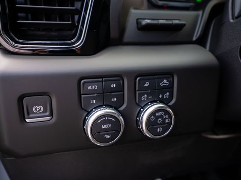 Used 2025 GMC Sierra 1500 AT4 w/ AT4 Premium Package AWD/4WD image 34