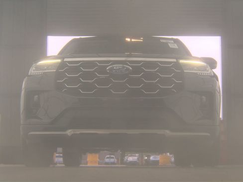 Used 2025 Ford Explorer Platinum w/ LUX Leather Package AWD/4WD image 2