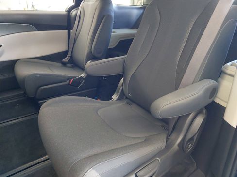 Used 2024 Kia Carnival LX image 14