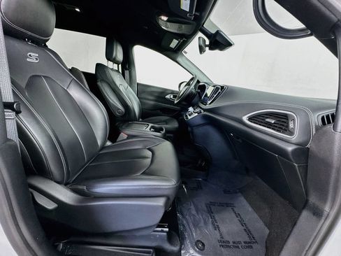 Used 2024 Chrysler Pacifica Limited FWD image 30