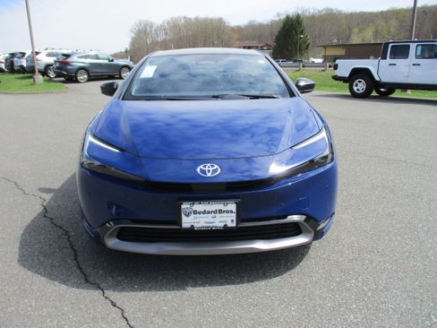 Used 2024 Toyota Prius XLE AWD/4WD image 2