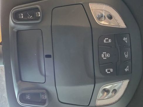 Used 2025 Chrysler Pacifica Limited FWD image 25