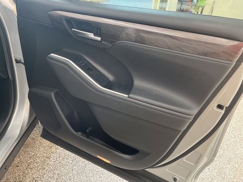 Used 2021 Toyota Highlander Limited image 35