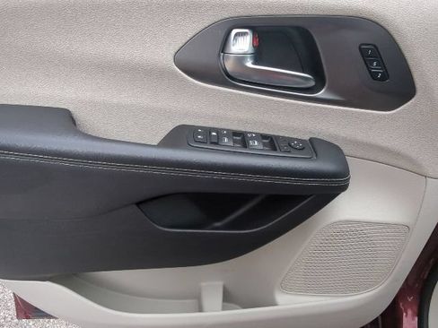 Certified 2023 Chrysler Pacifica Touring-L FWD image 12