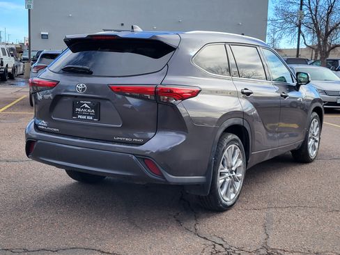 Used 2023 Toyota Highlander Limited image 3